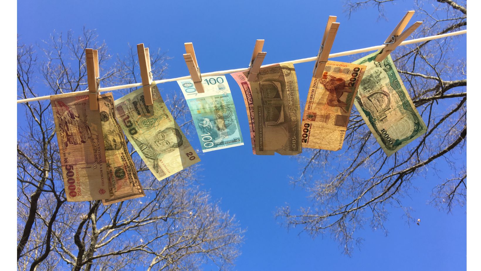 Beberapa uang kertas asing dipatok pada seutas tali