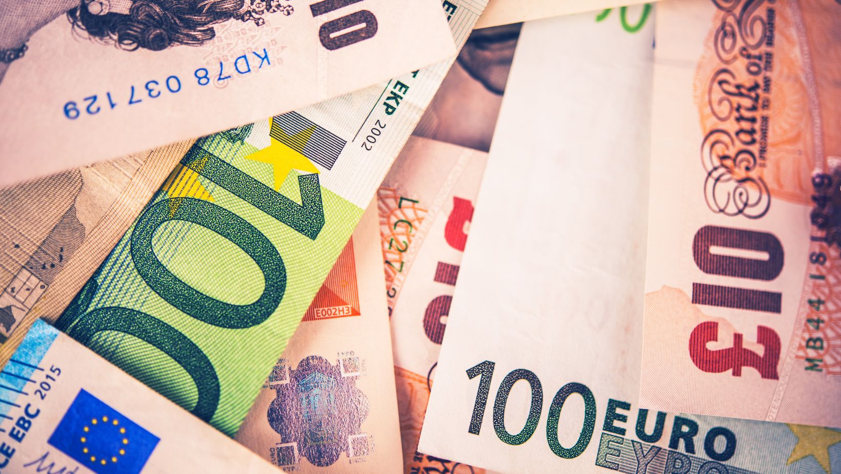 Banknoty euro i funtów szterlingów