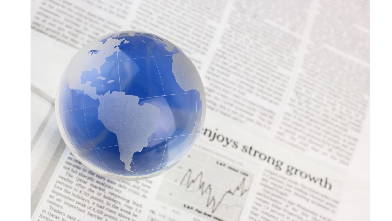 Globe dan surat kabar menulis tentang ekonomi 