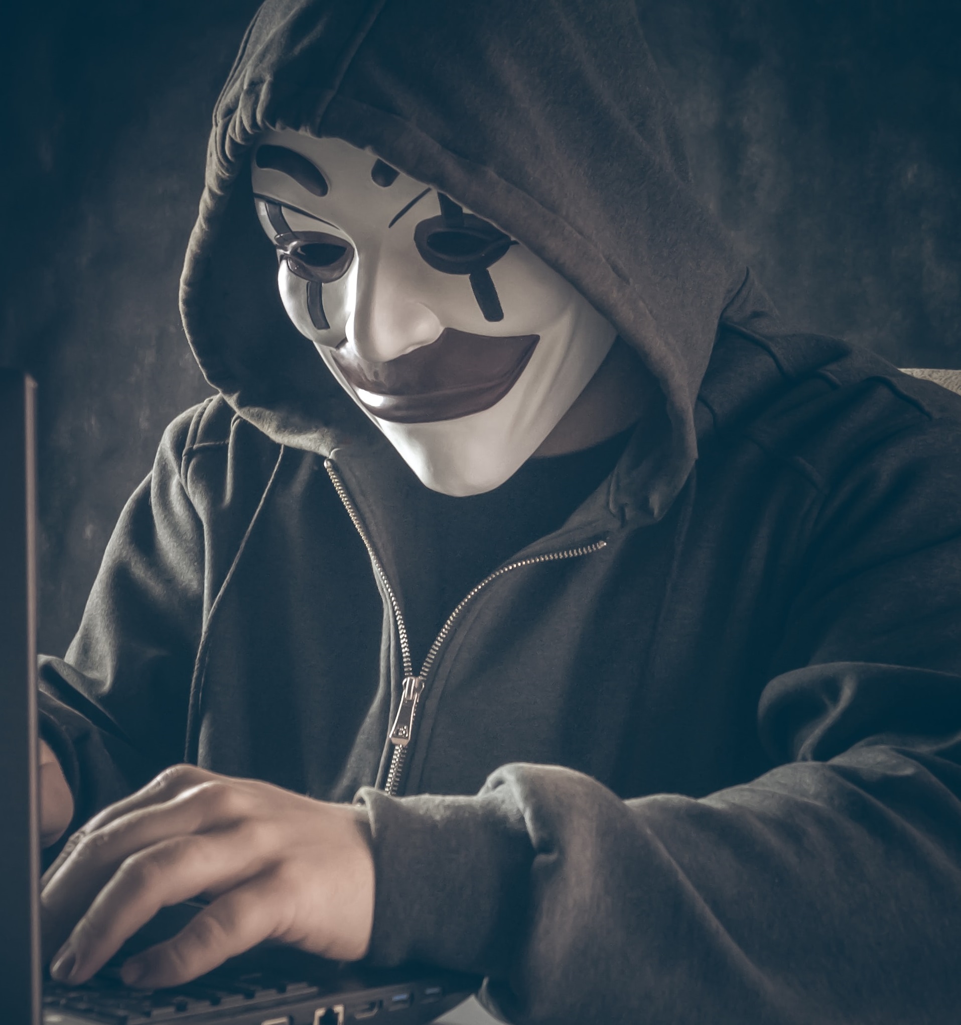 ऑनलाइन धोखाधड़ी - यह कौन है?