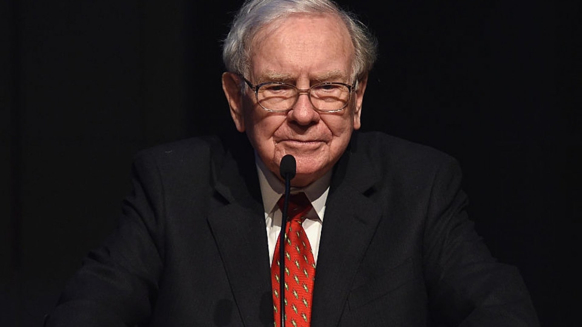 Warren Buffett - de voorzitter van de holdingmaatschappij Berkshire Hathawaysource https://www.inc.com/bill-murphy-jr/37-years-ago-warren-buffett-explained-a-brutal-truth-that-most-people- nooit-leren.html
